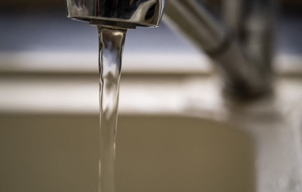 “Sabor a piscina” y riesgo de bacterias… ¿Qué efectos tiene el calor intenso en el agua del grifo? “Sabor a piscina” y riesgo de bacterias… ¿Qué efectos tiene el calor intenso en el agua del grifo?